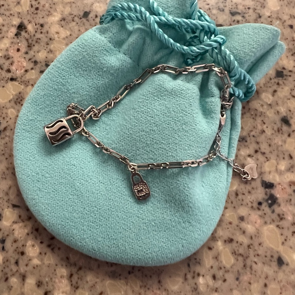 BEAUTIFUL CHAIN LINK BRACELET WITH CHARMS